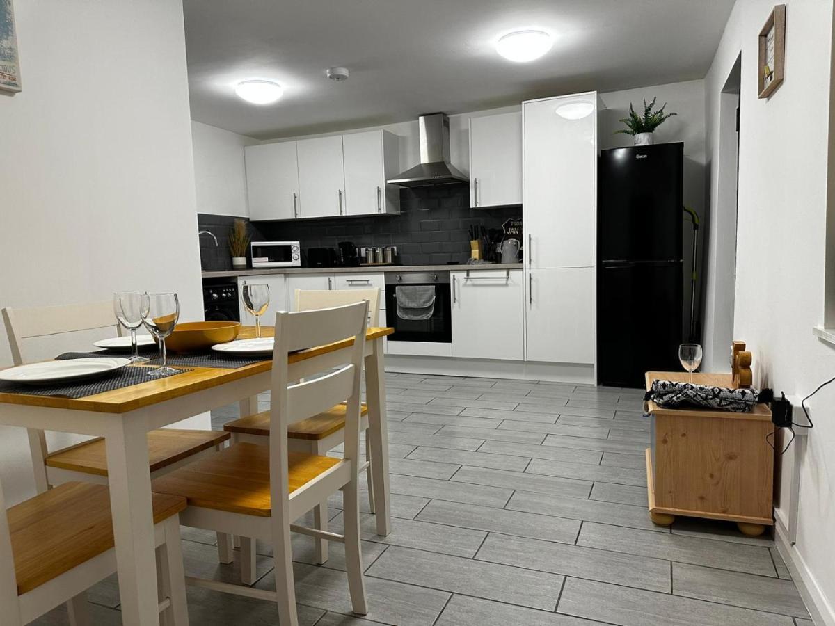 Colchester Central City East Bay Apartment ภายนอก รูปภาพ